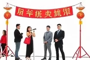 瓜圈情报精选卡片封面，展示航班落地时刻与照片时间戳对齐表